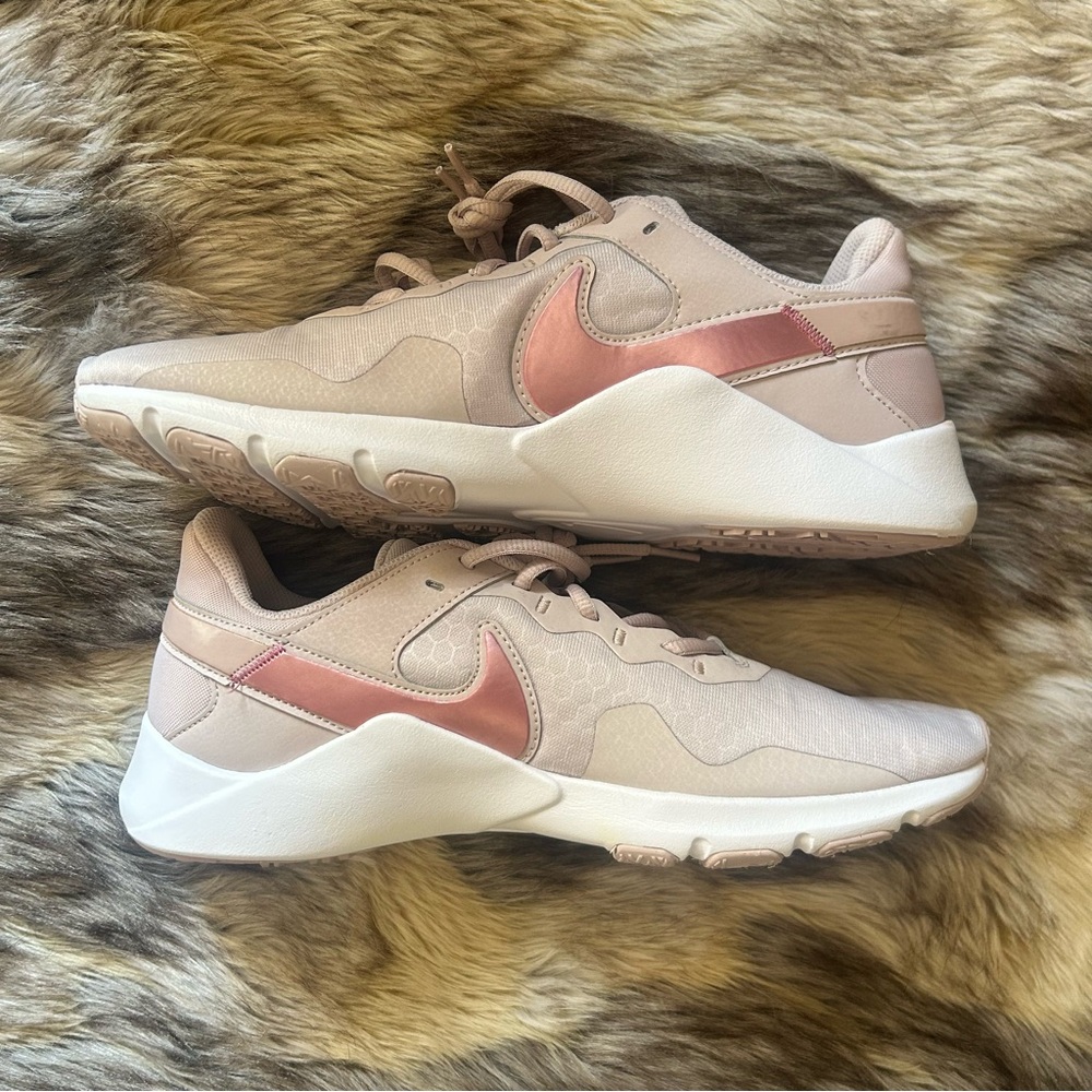 Nike Legend Essential 2 Sneakers